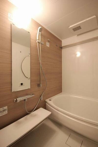 画像10:【浴室】浴室暖房乾燥機、サーモスタッド水栓、スライドバーフックなど人気の設備のある浴室。