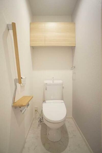 画像10:【トイレ】　温水洗浄機能付き　手摺・収納棚付き