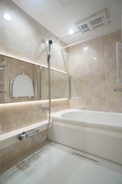 画像4:【浴室】アクセントパネルがオシャレな浴室　浴室換気乾燥暖房機設置、追い焚き機能、シャワースライド仕様