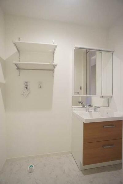 画像9:【洗面室】3面鏡タイプのシャンプードレッサ－　収納棚やラックが付いているため、洗面室・浴室周りの備品