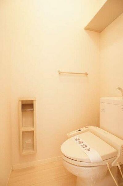 画像10:【トイレ】便利な上部棚のあるトイレになります！　※写真は102号室になります
