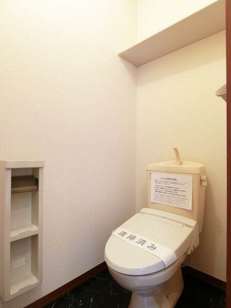 画像12:【トイレ】トイレには洗浄機能付き便座を設置！！　ツールボックスや上部棚、タオルハンガーを設置しており