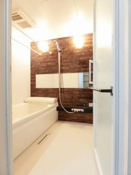 画像9:【浴室】ファミリーでもゆったり入浴できる1618サイズの浴室です♪　追い焚き給湯・サーモスタット水栓・雨