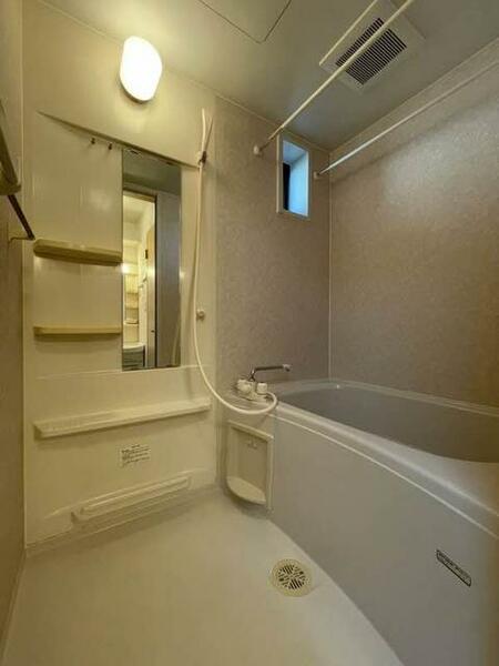 画像4:【浴室】浴室には小窓があり、換気ができます★