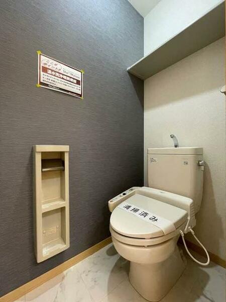 画像5:【トイレ】シャワートイレ★上部には棚があり、小物が置けます★