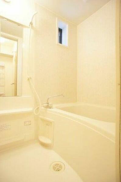 画像6:■浴室■　換気と採光を考慮した小窓付きの明るく、清潔感あるバスルーム♪明るい雰囲気の浴室は一日の疲れ