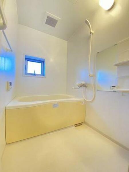 画像7:換気と採光を考慮した小窓があって明るく清潔感あるバスルームは、沸かし直しができる追焚給湯機能付き♪