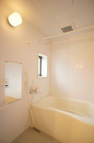 画像10:■浴室■　換気と採光を考慮した小窓付きの明るく、清潔感あるバスルーム♪物干しバーは、幅の広いバスタオ