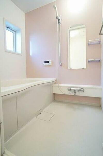 画像11:沸し直しができて経済的な追焚機能が付いた、淡いピンクのアクセント壁が爽やかな印象の浴室は、あなたを癒