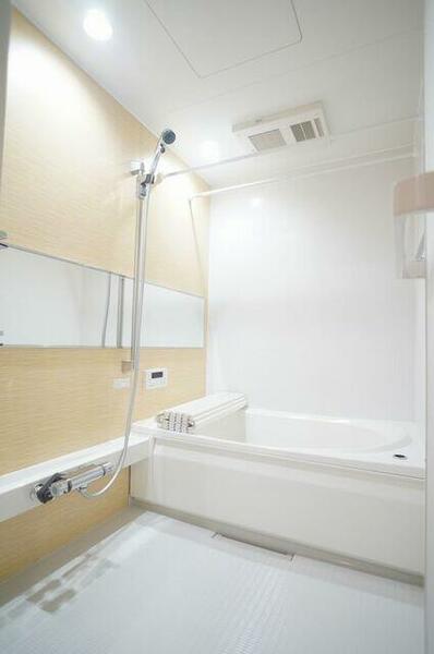 画像10:【バスルーム】アクセントパネルとワイドミラーが高級感のあるバスルーム。節水効果のある『クリックシャワ