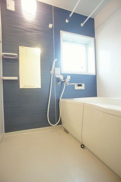 画像10:■浴室■１日の疲れを取るお風呂は壁の一面だけ色を変えてアクセントを付けています。沸かし直しができて経