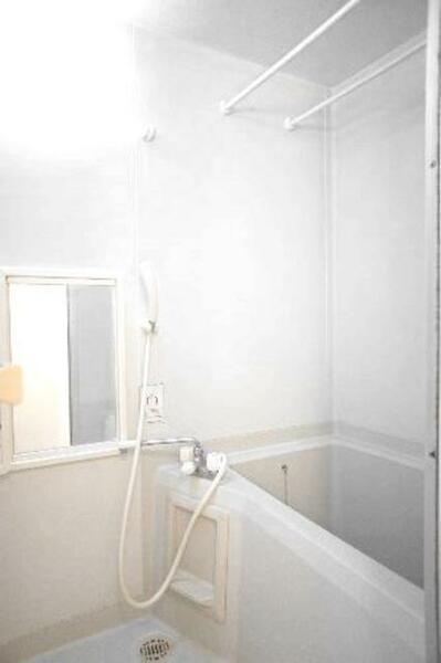 画像10:■浴室■１日の疲れを取るお風呂は白を基調とした清潔感ある浴室♪