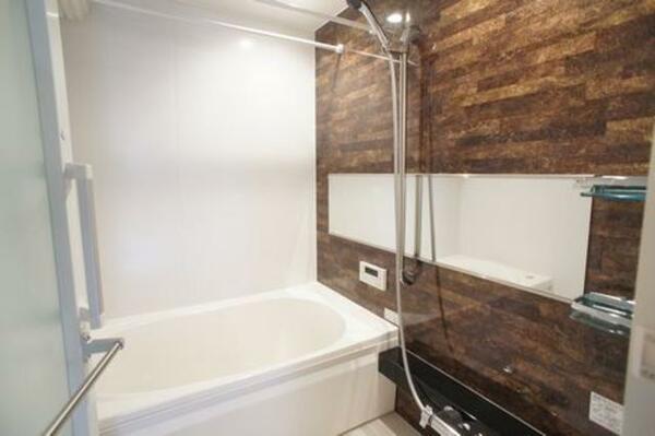 画像8:１面をデザインパネルにした浴室。１日の疲れを是非癒してください。物干しバーも設置。