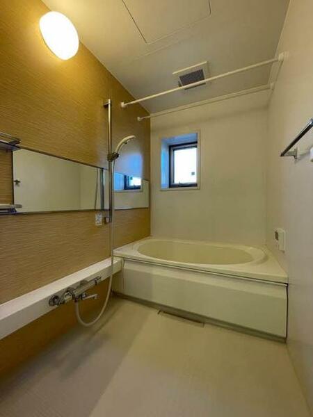 その他画像：【浴室】大きな横広鏡♪シャワーヘッドは上下に高さ調節可能です★