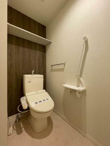その他画像：【トイレ】シャワートイレ完備★上部には棚があり、小物が置けます★