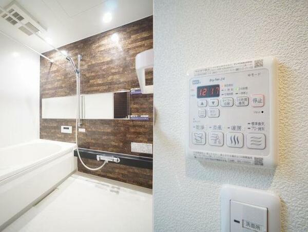 画像16:【バスルーム】ワイドミラー・アクセントパネルが高級感のあるバスルームです。追焚機能だけでなく、乾燥・