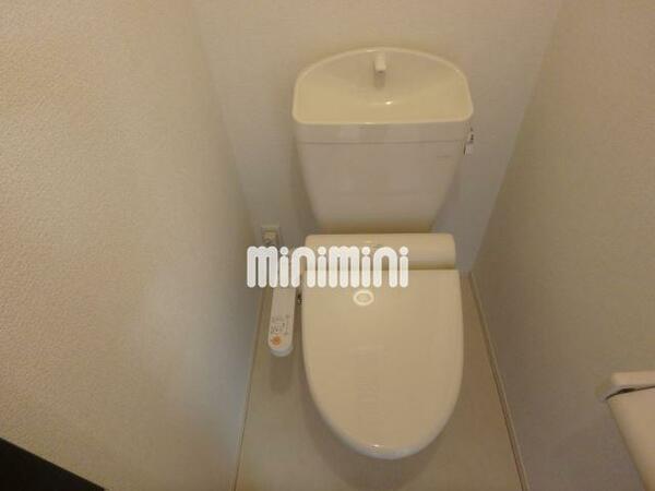 画像12:温水洗浄便座付きトイレです。