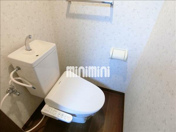 画像10:温水洗浄便座付きのトイレ。