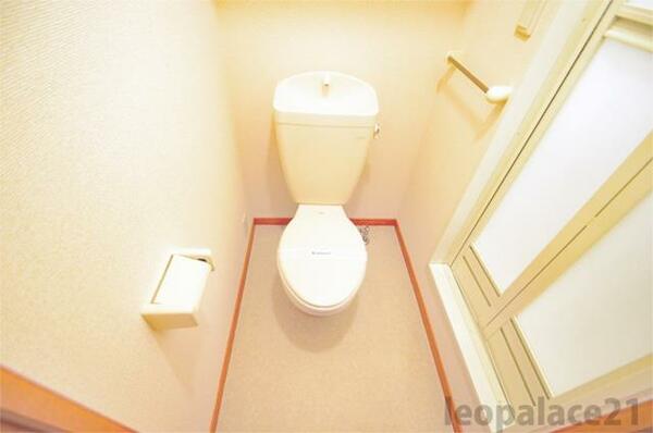 画像11:明るい色調でリラックスできるトイレ