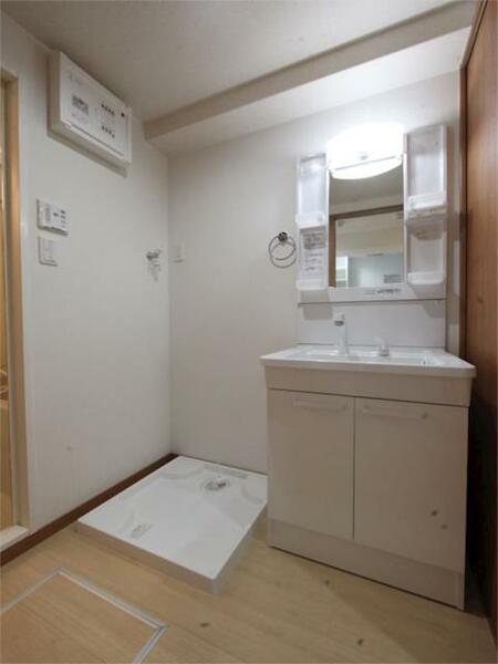 画像5:脱衣所　独立洗面台（シャンプードレッサー付）室内洗濯機置き場