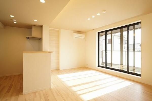 画像3:大きな窓からたっぷりの日差しが入る明るいリビングダイニングキッチンです。