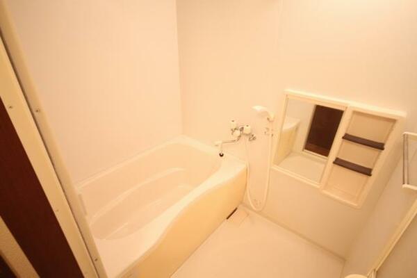 画像8:★鏡付きツールＢＯＸ、シャワー付きバスルームです。