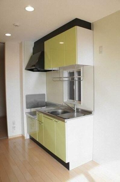 画像5:■キッチン■吊り戸棚も付いて、収納力も○♪グリーン色の鏡面調扉が目印のキッチンセットです　ステンレス