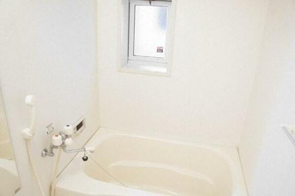 画像7:■浴室■１日の疲れをとるお風呂は白を基調とした清潔感ある浴室。沸かし直しができて経済的な追焚機能付☆