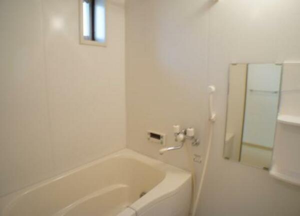 画像10:追い焚き機能付きの浴室です！！壁には物を置く棚とミラーがついております！！