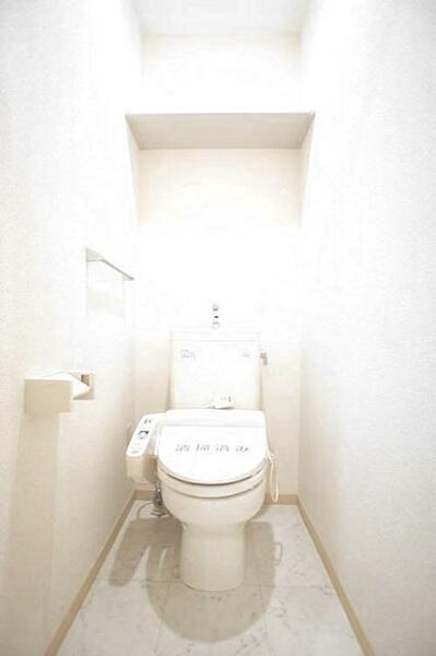 画像11:○温水洗浄暖房機能付きトイレ○　便利な多機能トイレです！上の棚は日用品置き場にどうぞ。