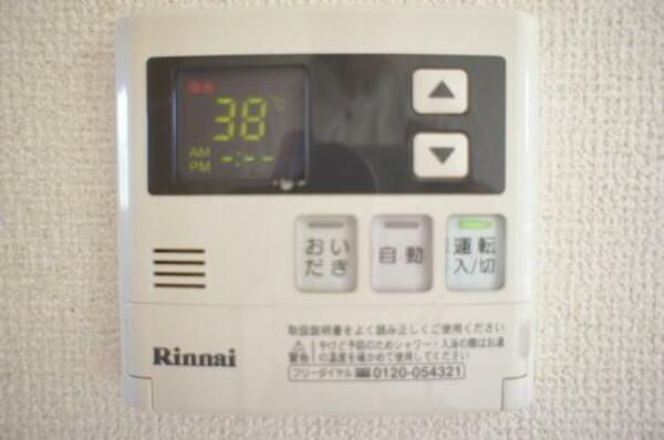 画像8:○安心安全便利な設備○　給湯器リモコンには温度調整やタイマー機能もついてます♪嬉しい追い焚き給湯機能