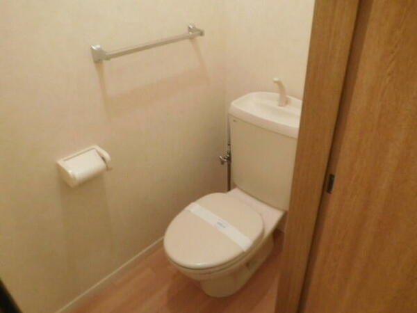 画像12:真っ白トイレです