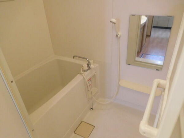 画像6:鏡付き真っ白お風呂です