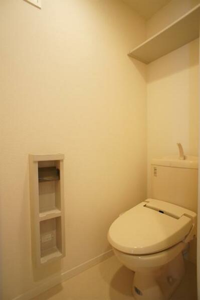 画像7:トイレはもちろん洗浄暖房便座付★※室内写真は同間取の３０２号室のものです、現況と相違する場合は現況優