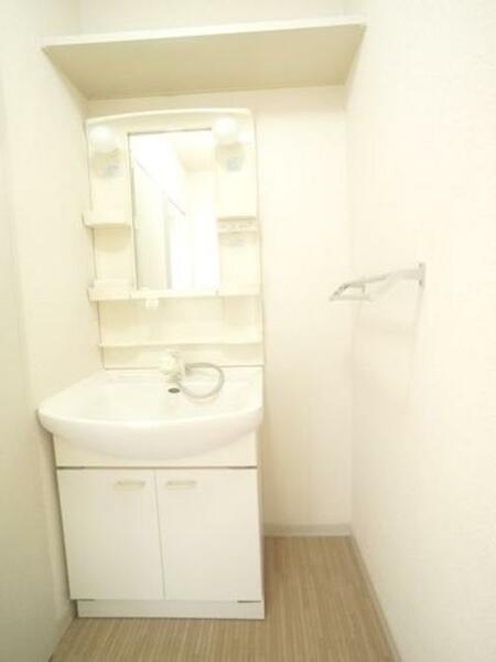 画像10:【洗面所】鏡の両脇に収納スペースを確保した洗髪洗面化粧台は、水栓がリフトアップするので洗髪もラクラク