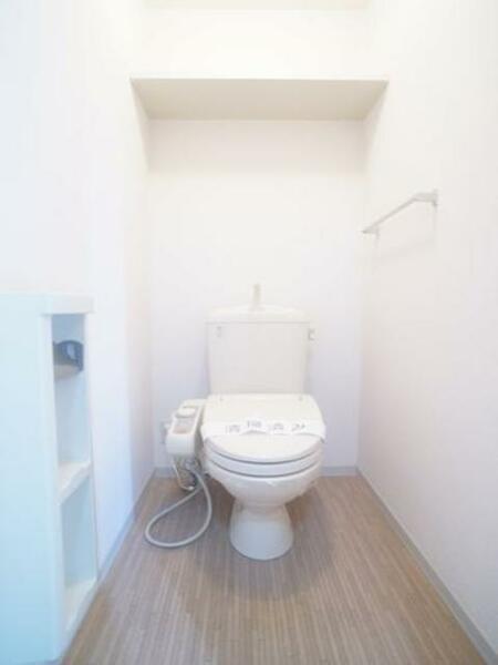 画像11:【トイレ】温水洗浄便座つきです☆上部には棚があるので、トイレ用品を置けます☆