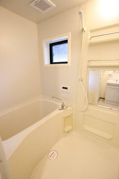 画像3:浴室には小窓あり