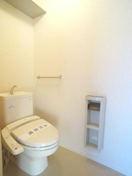 画像11:便座は嬉しい温水洗浄機能付です♪上部の棚にトイレ用具を保管出来ます♪