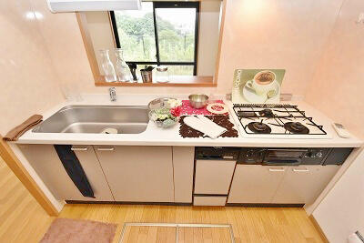 画像4:グリル付き３口ガスコンロのシステムキッチン。何と食器洗い乾燥機もついてます