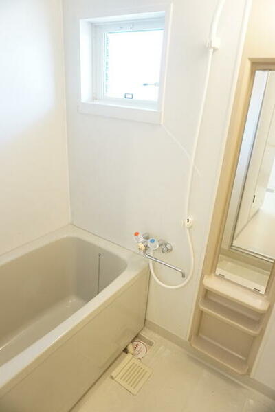 画像4:★お風呂には換気に便利な窓がついています♪★