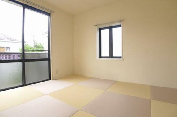 画像3:和室はモダンなオシャレ畳です。明るい配色でポップなイメージです☆