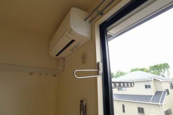 画像9:エアコン側には室内干し用物干しフックが付いております。未使用時は窓枠に格納できます。