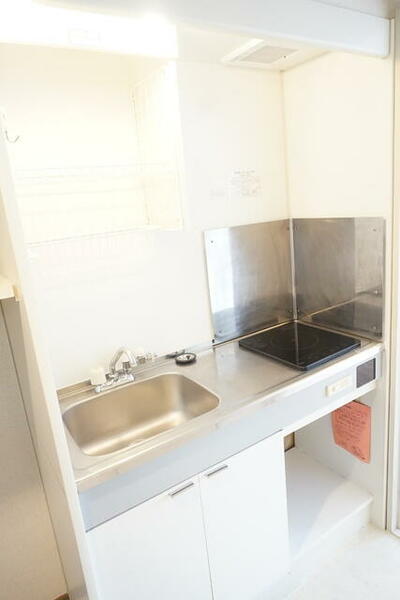画像4:IHコンロ一口設置済みのキッチン