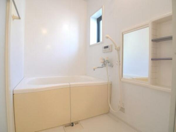 画像10:小窓付の明るい浴室で、湿気が気になる水回りもしっかり換気できます♪