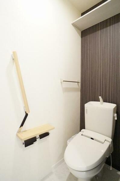 画像11:トイレには今やマストアイテムのシャワートイレをご用意。手摺や、段差を配した敷居など安心・安全なユニバ