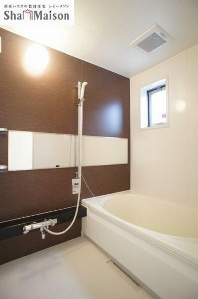 画像5:■浴室■　換気と採光を考慮した小窓があって明るく清潔感あるバスルームは、沸かし直しができて経済的な追
