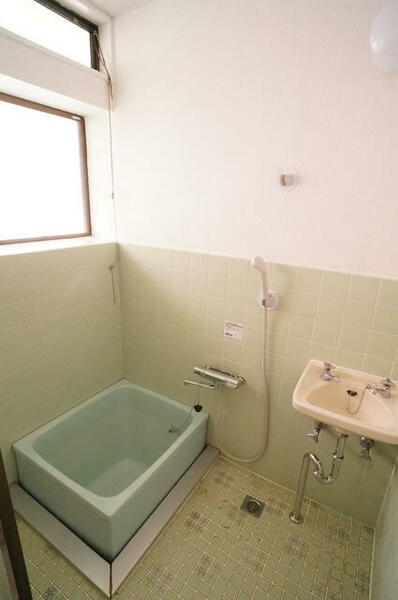 画像5:浴室　洗面台　シャワー　窓あり