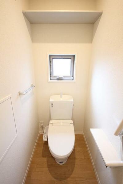 画像8:【トイレ】洗浄機能付き便座ついています！小窓もあって便利。