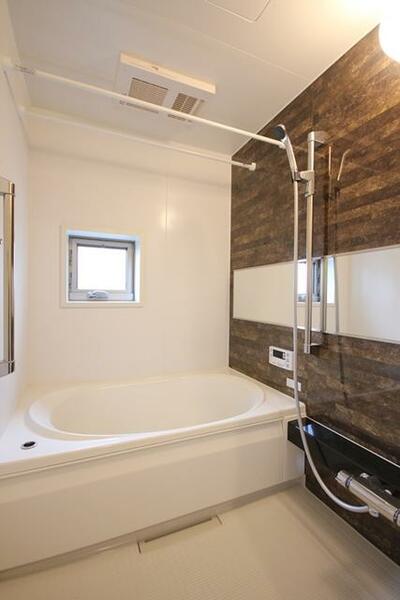 画像9:【浴室】落ち着いたトーンのアクセントウォールが安らぎの空間を演出。ゆったり入れるお風呂です。浴室乾燥