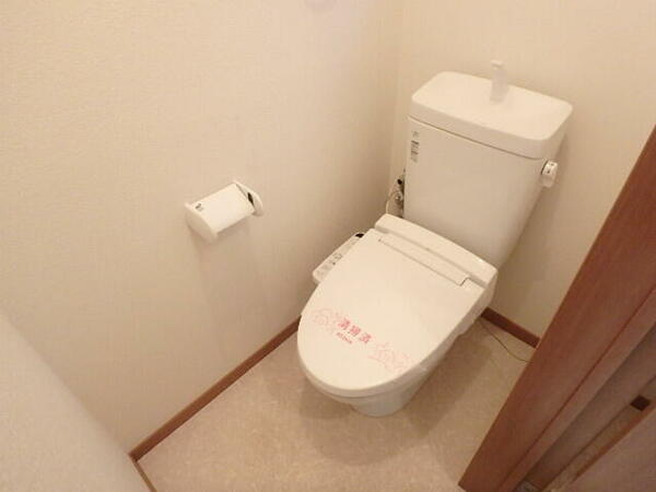 画像12:トイレには快適な温水洗浄便座付き